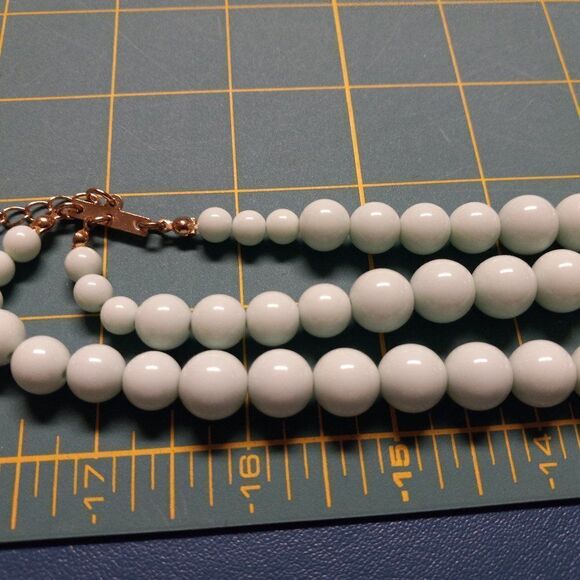 Vintage three strand mint green necklace - Picture 4 of 6
